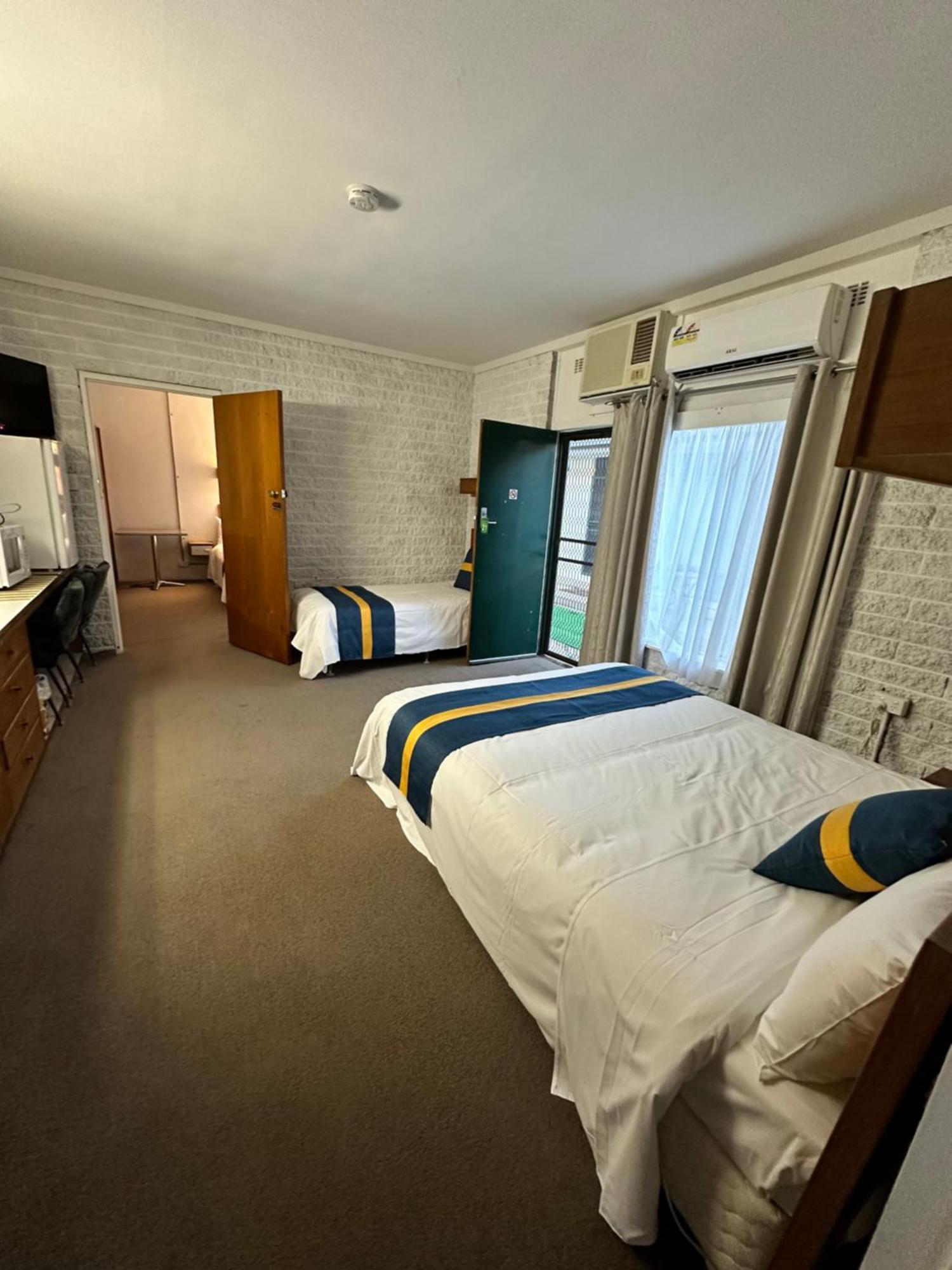 The Shamrock Hotel Balranald Kültér fotó